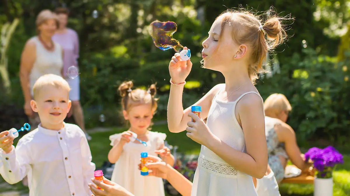 Kinder machen Seifenblasen