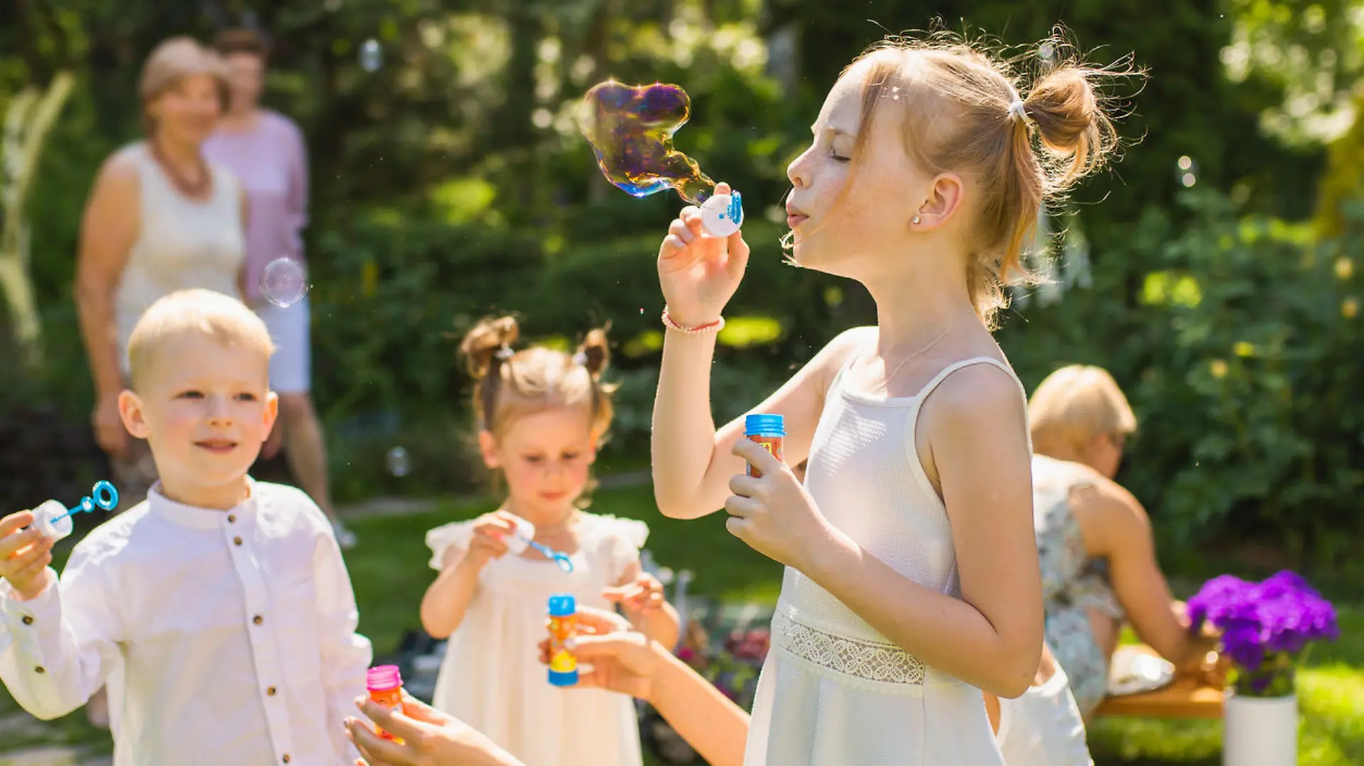 Kinder machen Seifenblasen