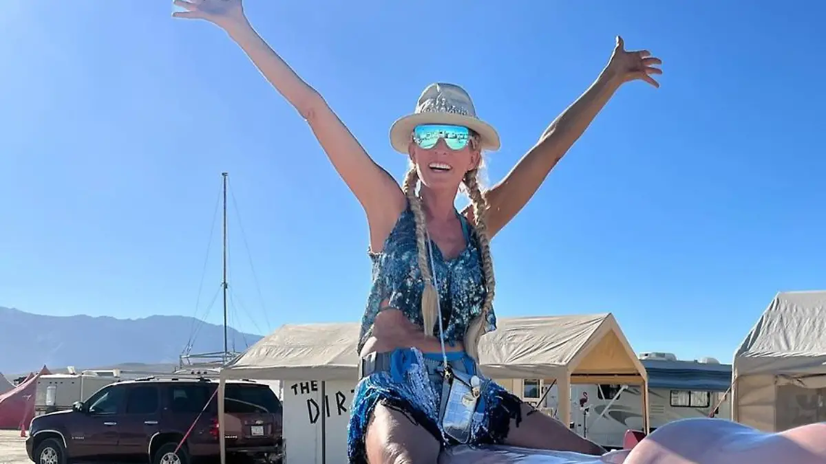 Sonya Kraus reitet beim „Burning Man”-Festival in den USA einen riesengroßen Penis und spaltet damit ihre Community.