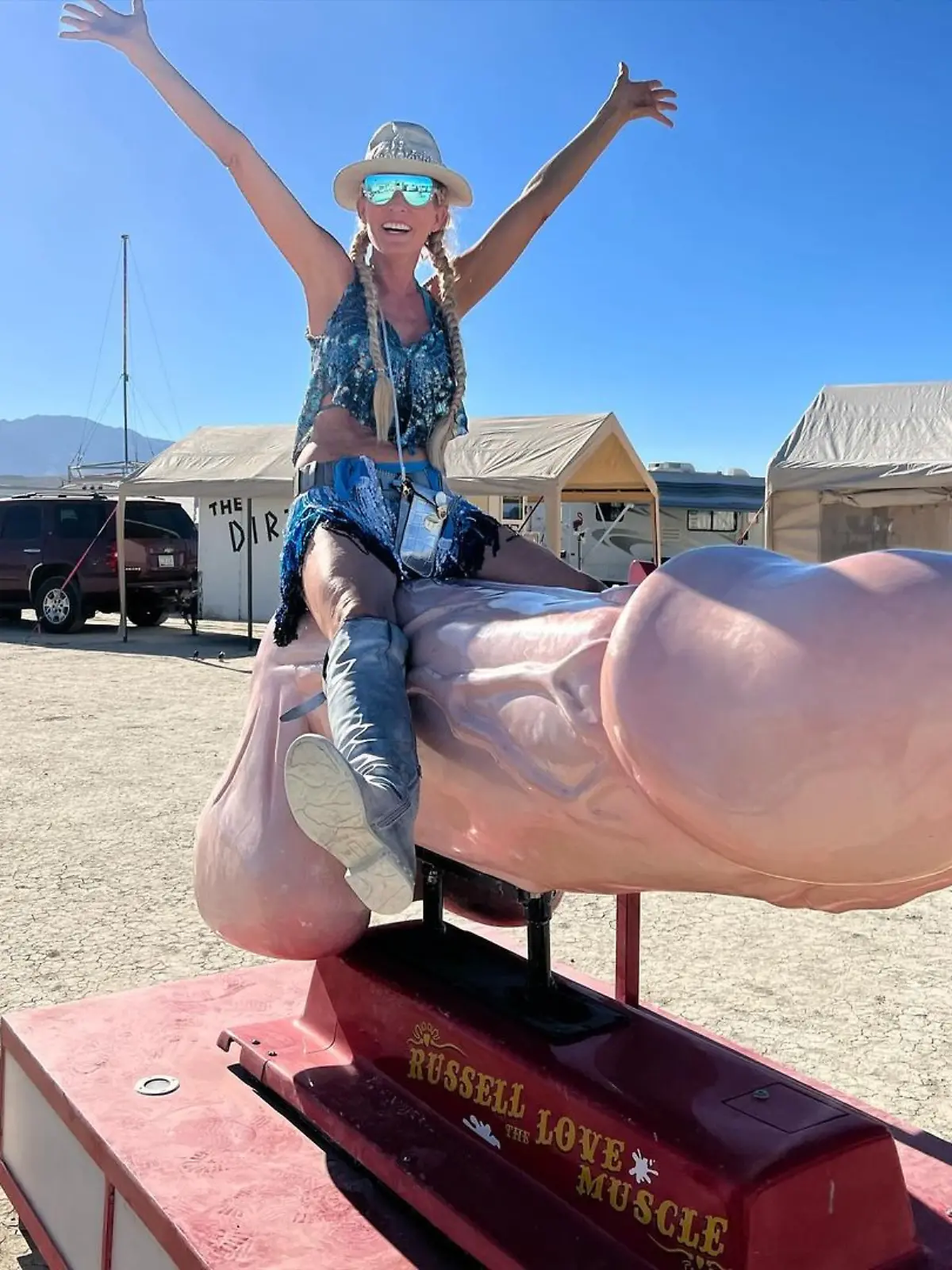 Sonya Kraus reitet beim „Burning Man”-Festival in den USA einen riesengroßen Penis und spaltet damit ihre Community.