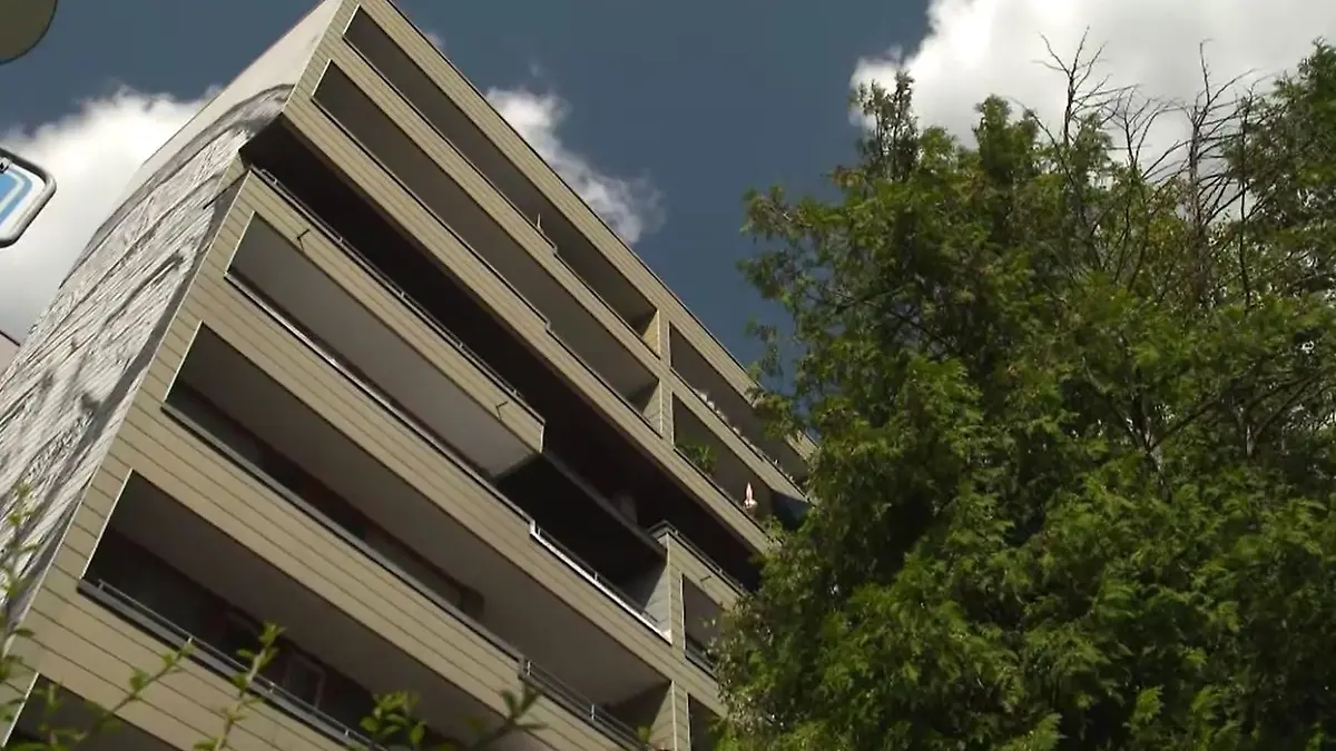 Aus dem siebten Stock dieses Mehrfamilienhauses in Heidelberg ist der Junge gefallen.