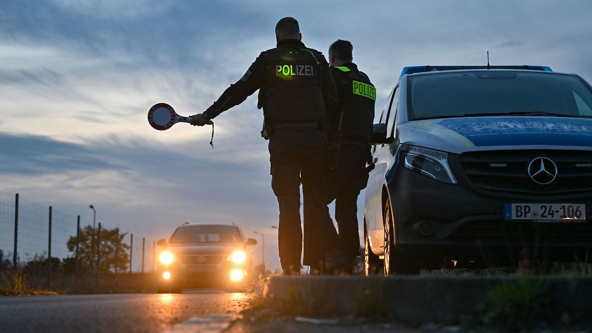56-eingeschleuste-Migranten-aufgegriffen