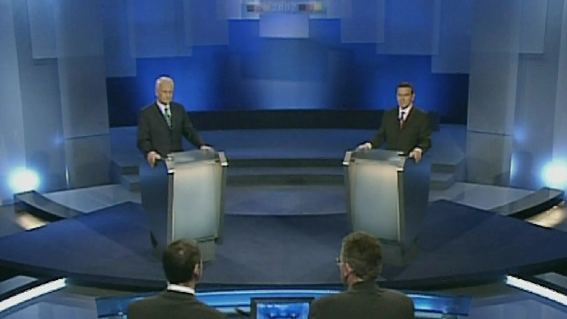 RTL zeigt das erste Kanzlerduell der Geschichte. Gerhard Schröder gegen Edmund Stoiber. 