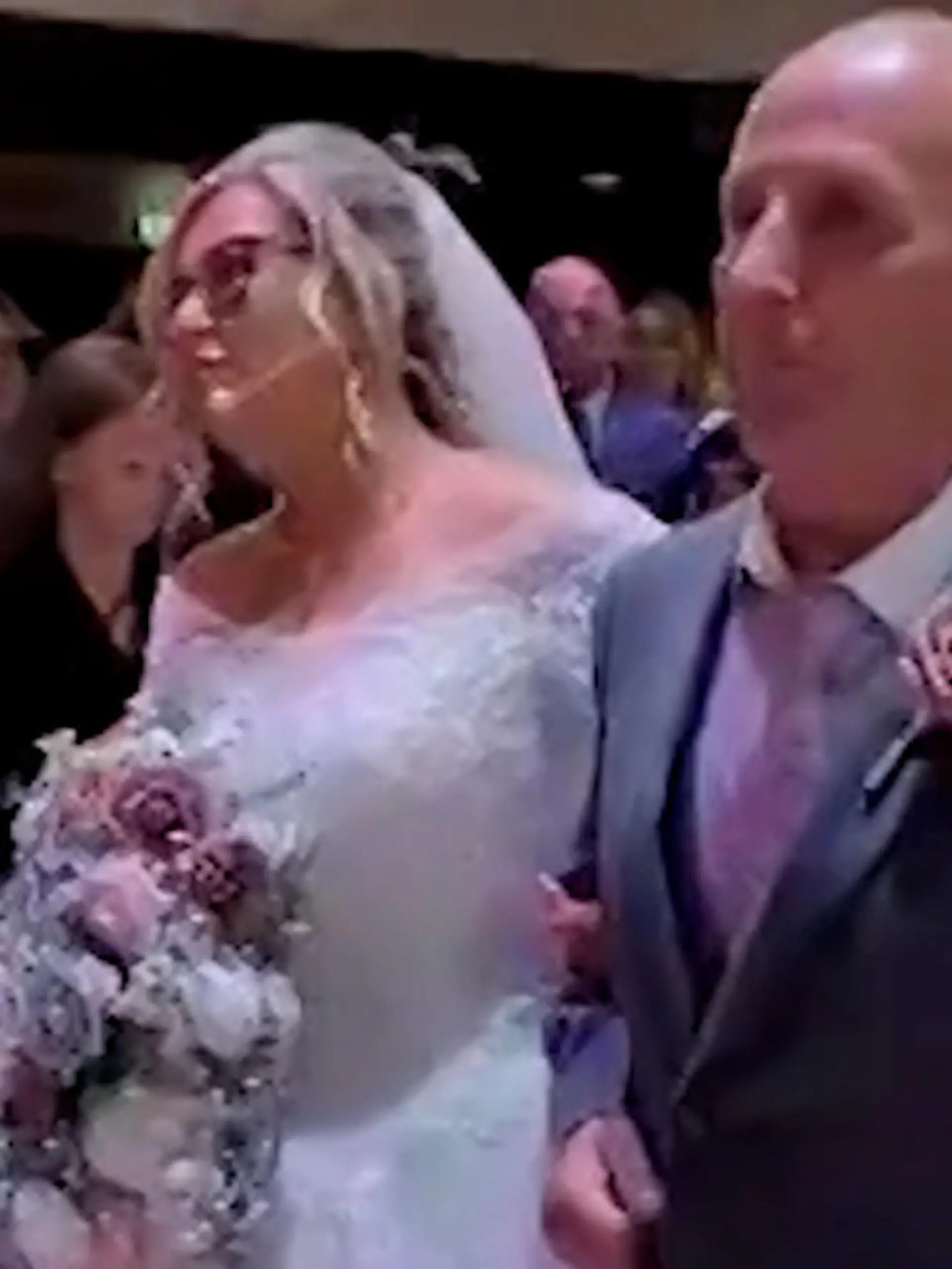 Diese Braut überrascht auf dem Weg zum Altar