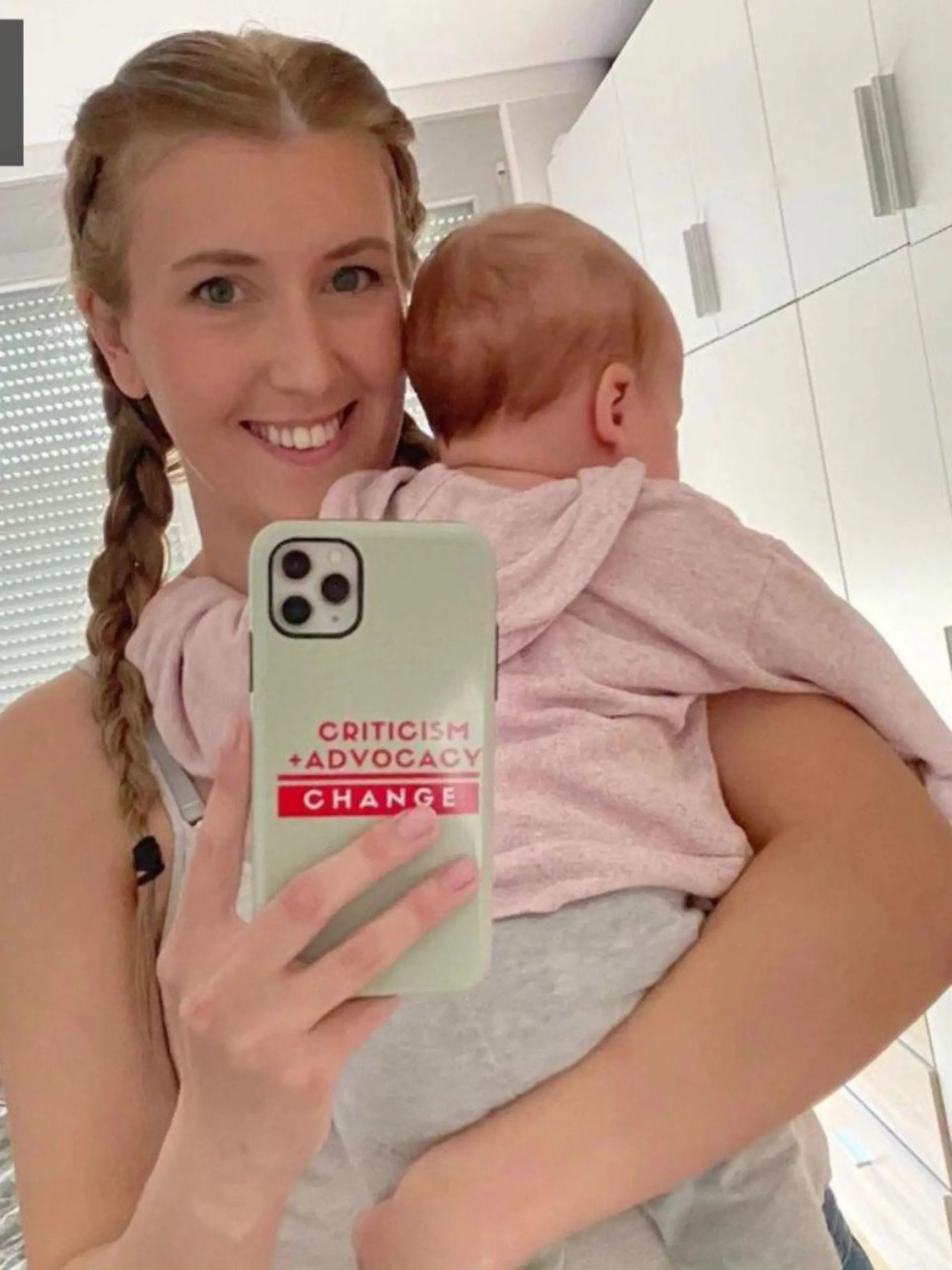 Aly mit Baby auf dem Arm macht Selfie