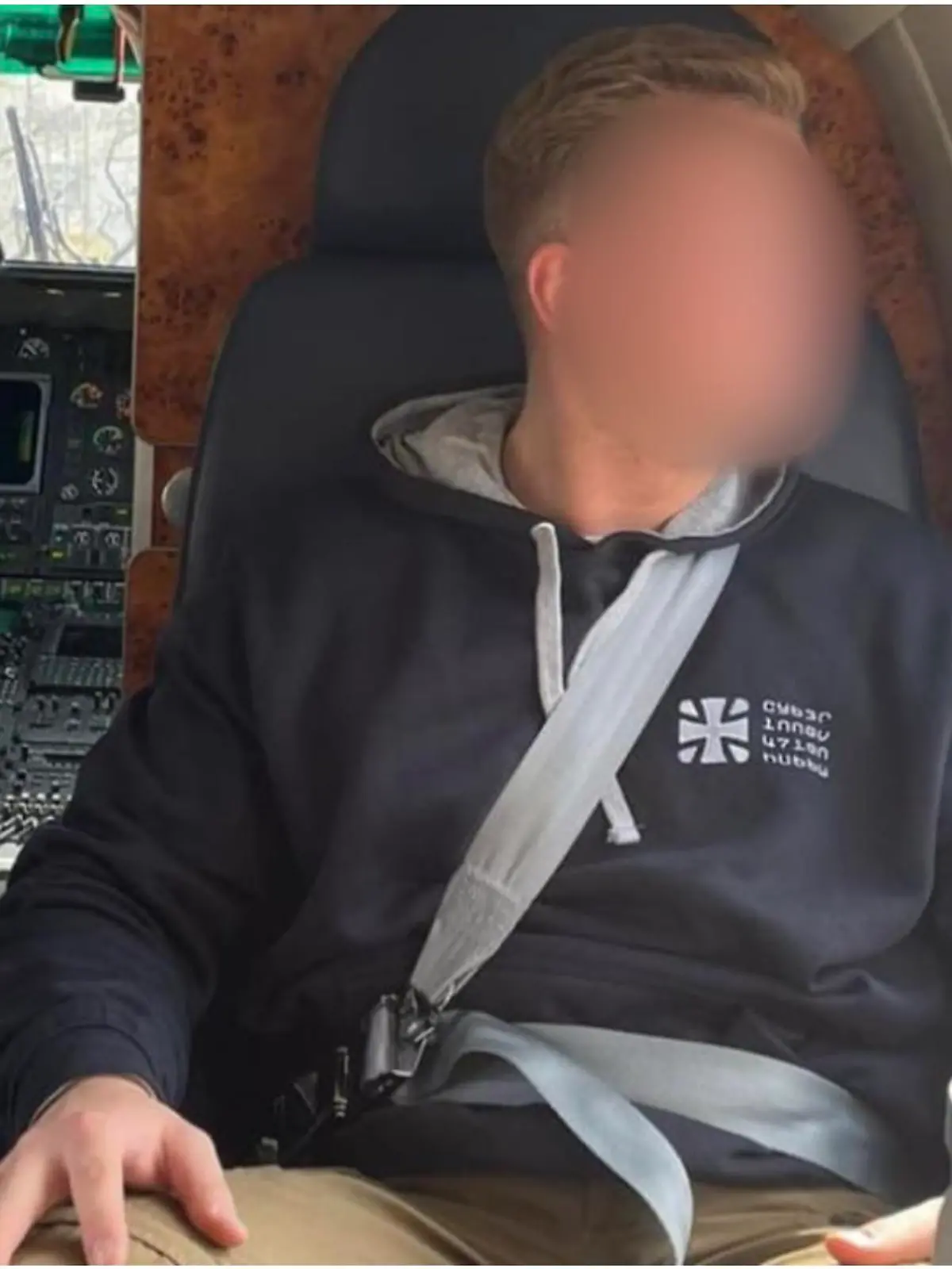 Der Sohn von Verteidigungsministerin Christine Lambrecht postet Fotos von seinem Flug.