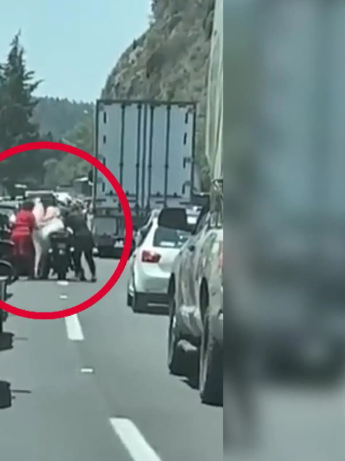 Bild zu: "Motorradfahrer rettet Braut aus Stau"