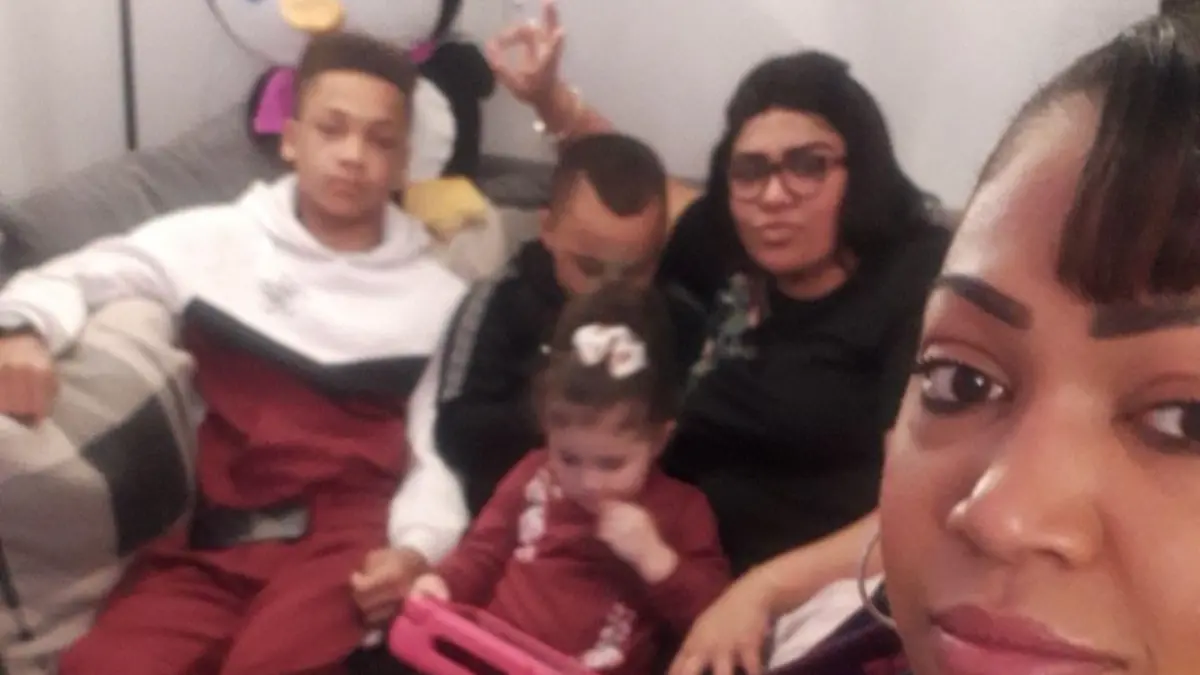 Kaydell (vorn im Bild) und ihre Familie