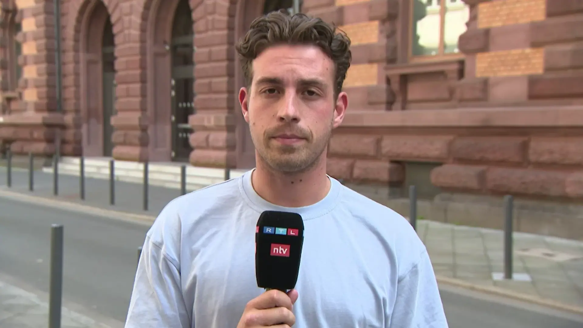 Ein Reporter vor der Kamera. 