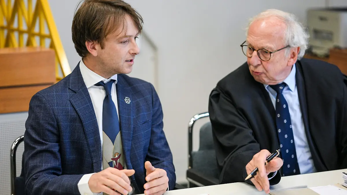 Eistanz-Nachwuchstrainer Stefano Caruso (l) weist Vorwürfe zurück.