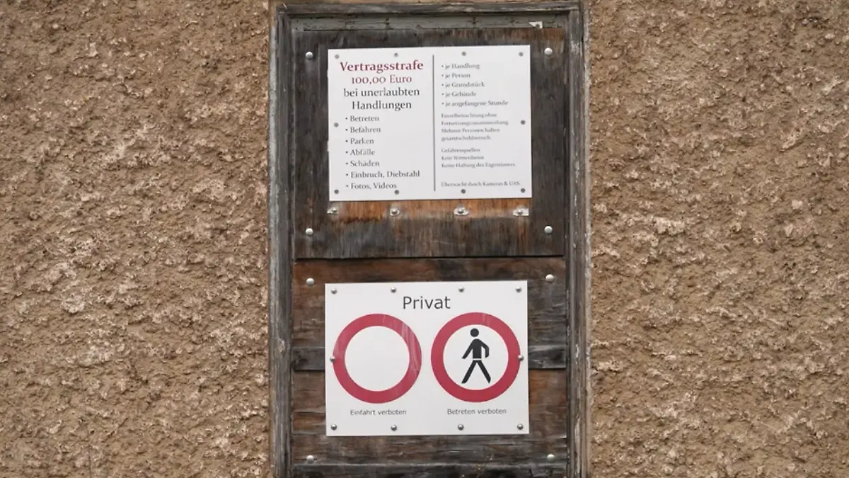 Ein Hinweisschild an einer Hauswand.