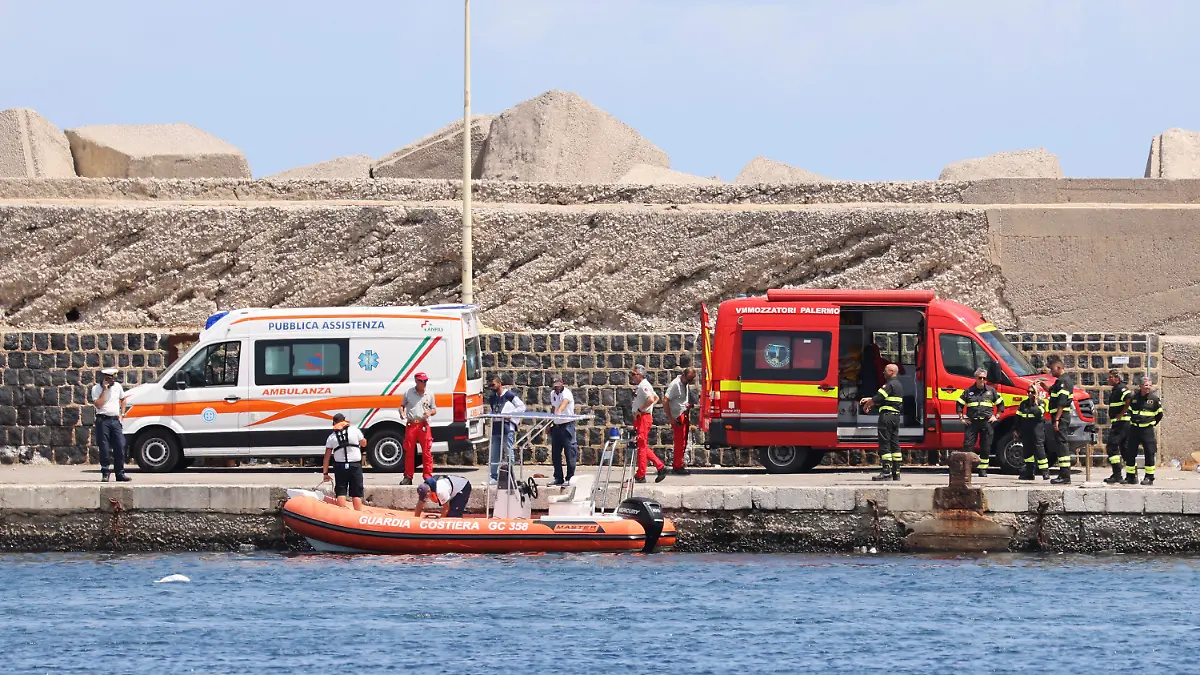 19.08.2024, Italien, Portikus Santa Flavia: Rettungskräfte suchen nach dem unter britischer Flagge fahrenden Schiffes «Bayesan», das am Montagmorgen (19.08.2024) vor dem sizilianischen Dorf Porticello in der Nähe von Palermo vor Anker lag. (zu dpa: «Segelboot vor Sizilien gekentert - sieben Vermisste») Foto: Alberto Lo Bianco/LaPresse/AP/dpa +++ dpa-Bildfunk +++
