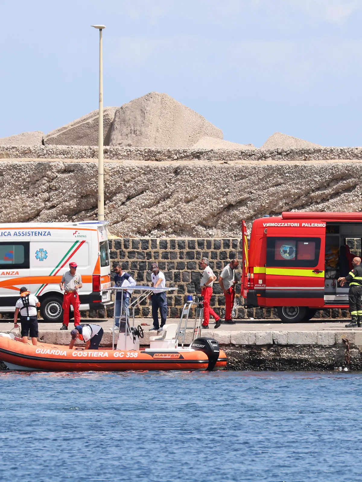 19.08.2024, Italien, Portikus Santa Flavia: Rettungskräfte suchen nach dem unter britischer Flagge fahrenden Schiffes «Bayesan», das am Montagmorgen (19.08.2024) vor dem sizilianischen Dorf Porticello in der Nähe von Palermo vor Anker lag. (zu dpa: «Segelboot vor Sizilien gekentert - sieben Vermisste») Foto: Alberto Lo Bianco/LaPresse/AP/dpa +++ dpa-Bildfunk +++