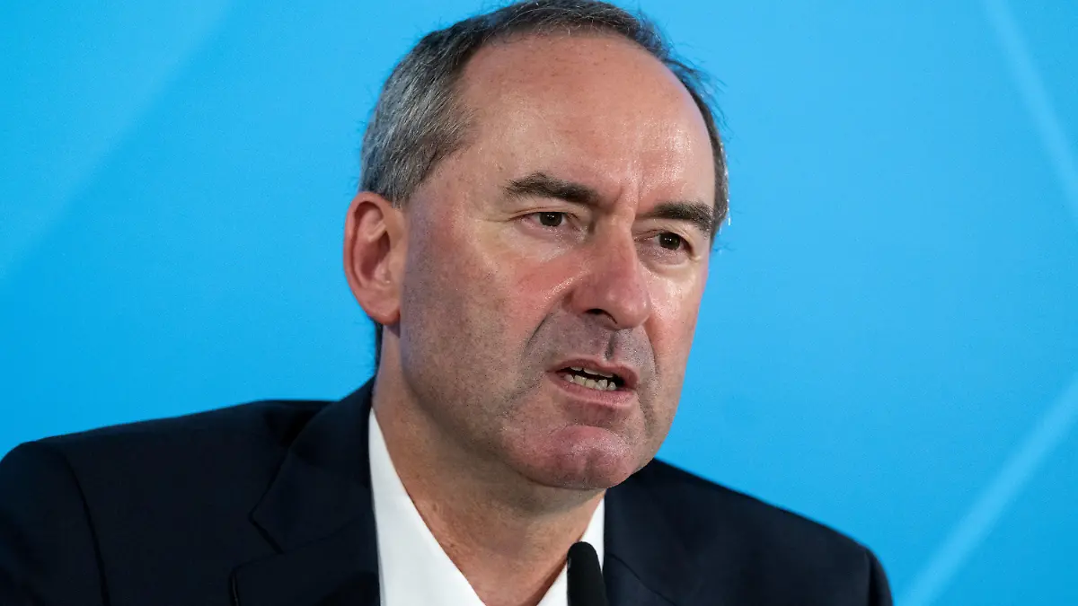 22.06.2023, Bayern, Hohenkammer: Hubert Aiwanger (Freie Wähler), Wirtschaftsminister von Bayern und Vorsitzender der Wirtschaftsministerkonferenz, nimmt nach der Wirtschaftsministerkonferenz (WMK) auf Schloss Hohenkammer an einer Pressekonferenz teil. Schwerpunktthema dieser WMK war die «Stärkung der ökonomischen Widerstandsfähigkeit und Krisenfestigkeit der deutschen Wirtschaft - Resilienz». Foto: Sven Hoppe/dpa +++ dpa-Bildfunk +++