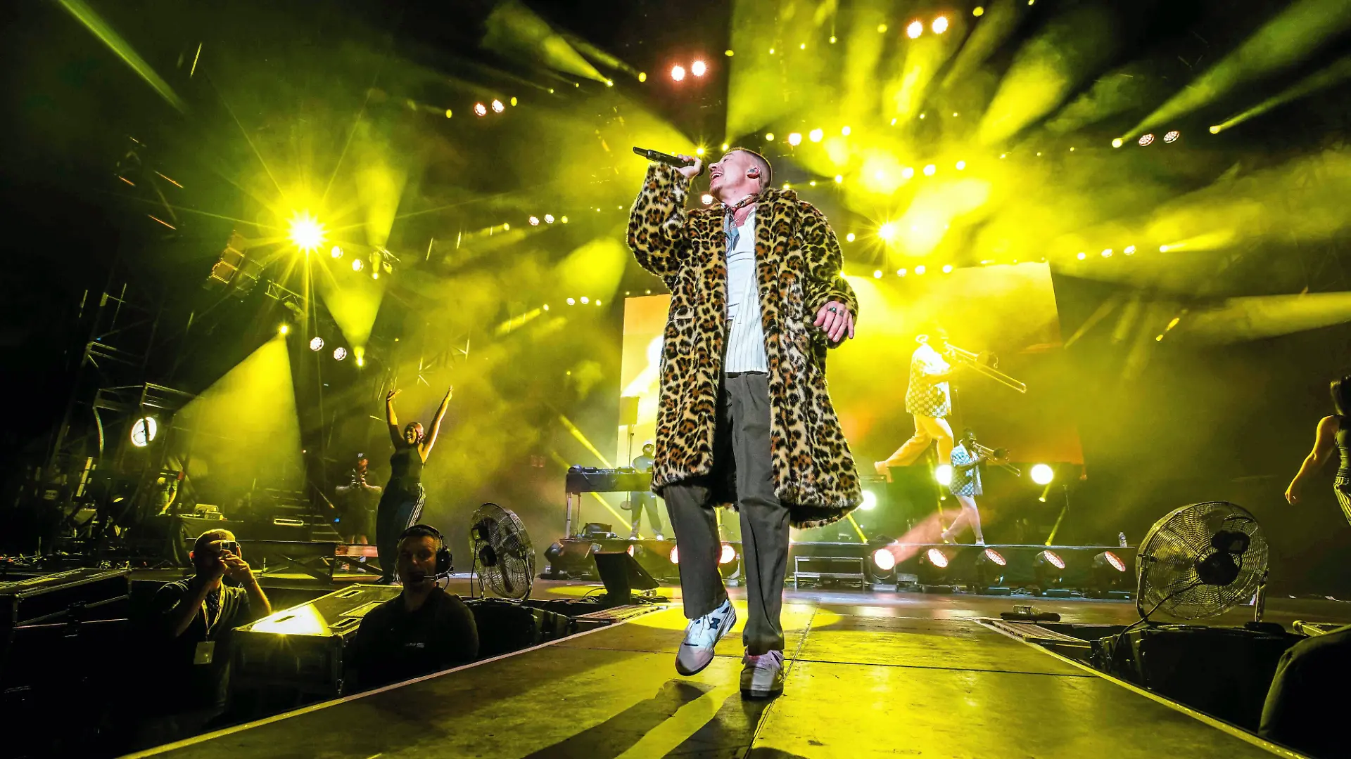 ©PHOTOPQR/LE MIDI LIBRE/MiKAEL ANISSET ; NIMES ; 12/07/2024 ; FESTIVAL DE NIMES / CONCERT / MACKLEMORE / Ce jeudi 11 juillet, les arènes ont vibré pour un concert inoubliable. Au festival de Nîmes, le rappeur américain Macklemore a offert un show à l’américaine plein d’énergie et à guichets fermés.