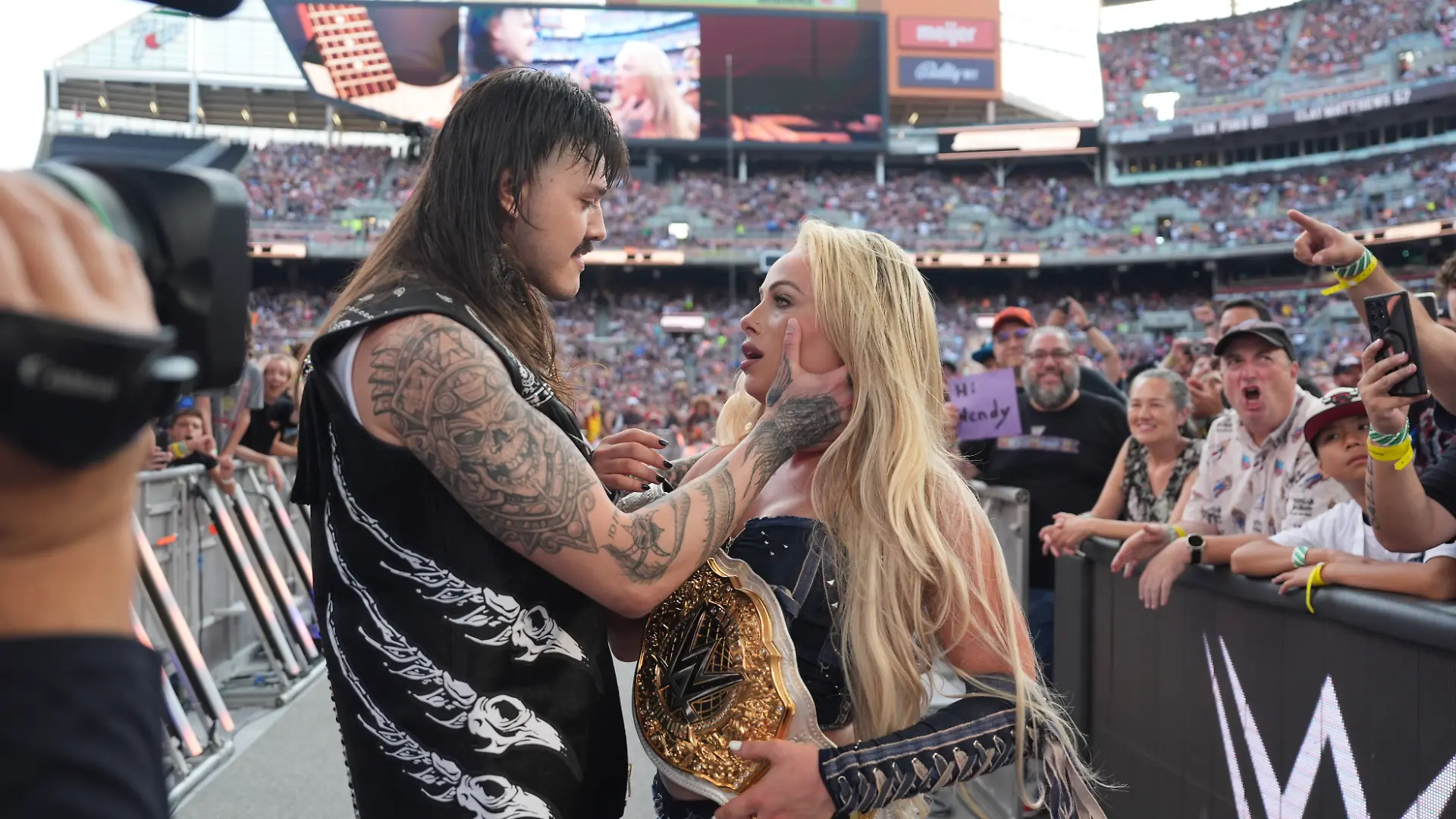 Dominik Mysterio und Liv Morgan