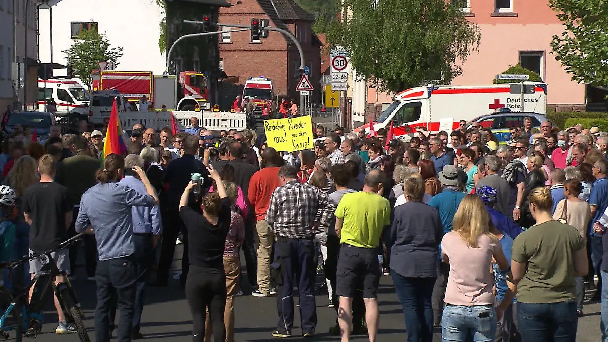 Rund 200 Bürger gehen auf die Straße um gegen die Eröffnung des Supermarktes der Reichsbürger zu demonstrieren.