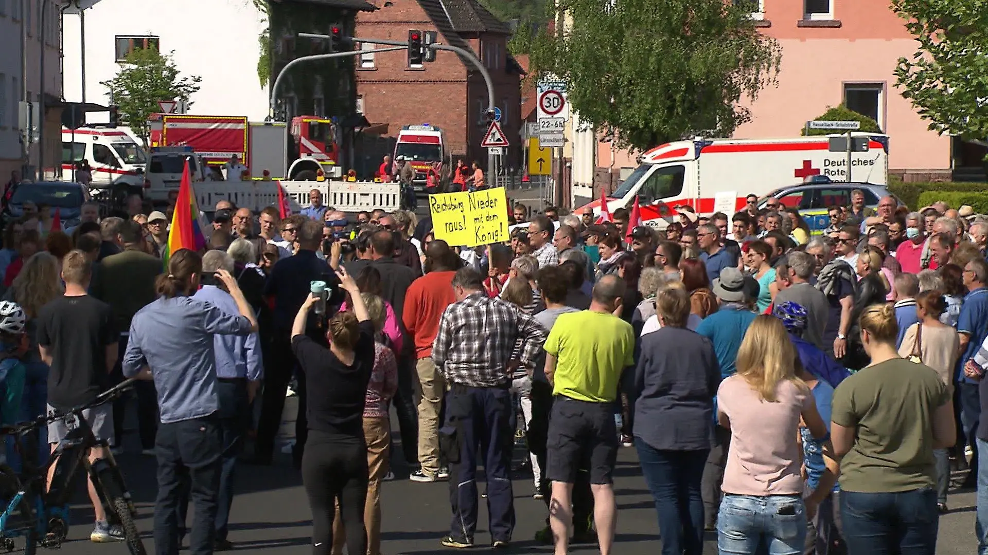 Rund 200 Bürger gehen auf die Straße um gegen die Eröffnung des Supermarktes der Reichsbürger zu demonstrieren.