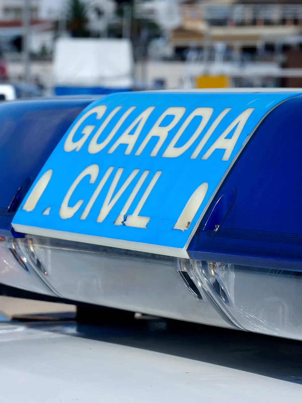 Der Schriftzug „Guardia Civil” befindet sich am Blaulicht eines Polizeiautos in Cala Rajada der Gemeinde Capdepera auf Mallorca, aufgenommen am 16.08.2015. Foto: S. Steinach - ACHTUNG! KEINE BILDFUNKVERWENDUNG -