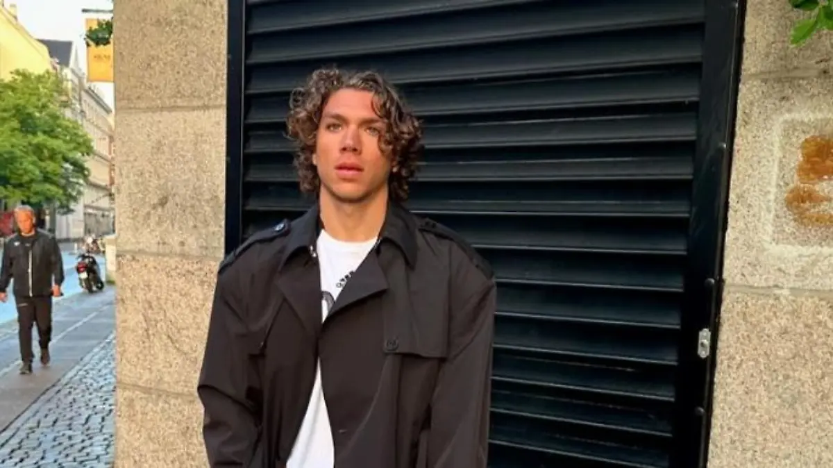 Elias Becker mit lockigen Haaren.