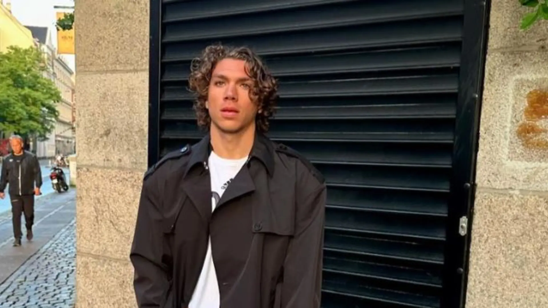 Elias Becker mit lockigen Haaren.