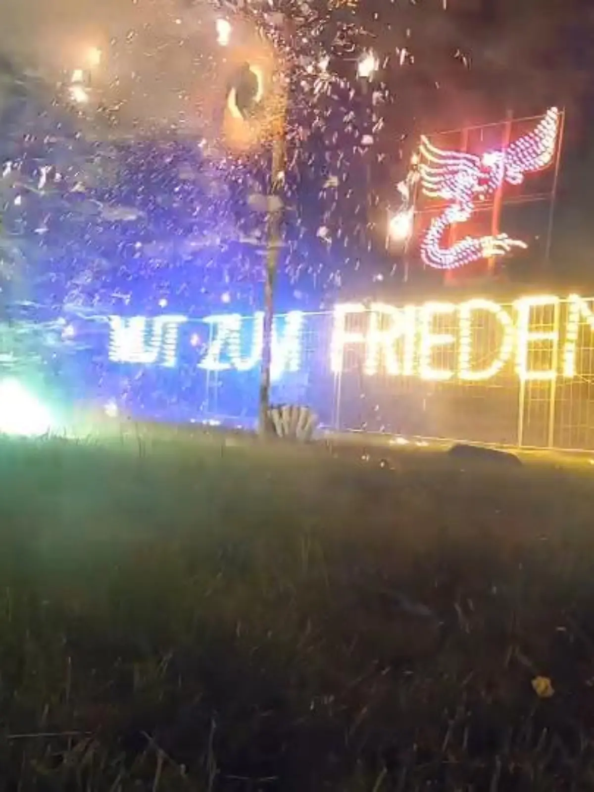 Bild zu: "Feuerwerk für den Frieden in Eitorf"