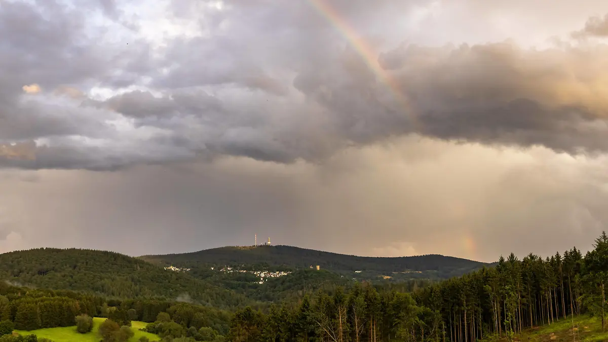 Regenbogen und Gewitter im Taunus 05.08.2021, Schmitten Hessen: Ein Regenbogen ist über Schmitten-Seelenberg am Abend zu sehen während hinter dem Großen Feldberg im Taunus ein Gewitter aufzieht., Schmitten Deutschland *** Rainbow and thunderstorm in Taunus 05 08 2021, Schmitten Hessen A rainbow is seen over Schmitten Seelenberg in the evening while behind the Großer Feldberg in Taunus a thunderstorm is coming up, Schmitten Germany