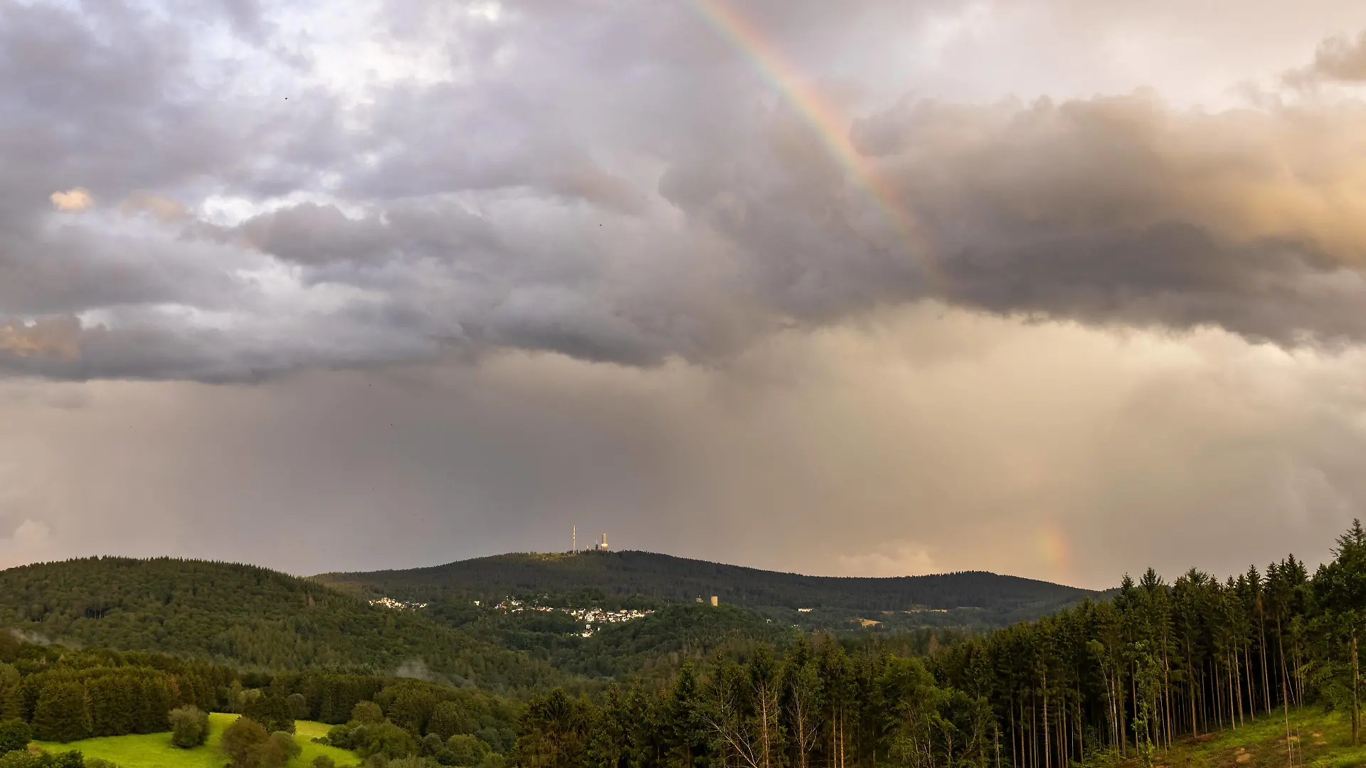 Regenbogen und Gewitter im Taunus 05.08.2021, Schmitten Hessen: Ein Regenbogen ist über Schmitten-Seelenberg am Abend zu sehen während hinter dem Großen Feldberg im Taunus ein Gewitter aufzieht., Schmitten Deutschland *** Rainbow and thunderstorm in Taunus 05 08 2021, Schmitten Hessen A rainbow is seen over Schmitten Seelenberg in the evening while behind the Großer Feldberg in Taunus a thunderstorm is coming up, Schmitten Germany