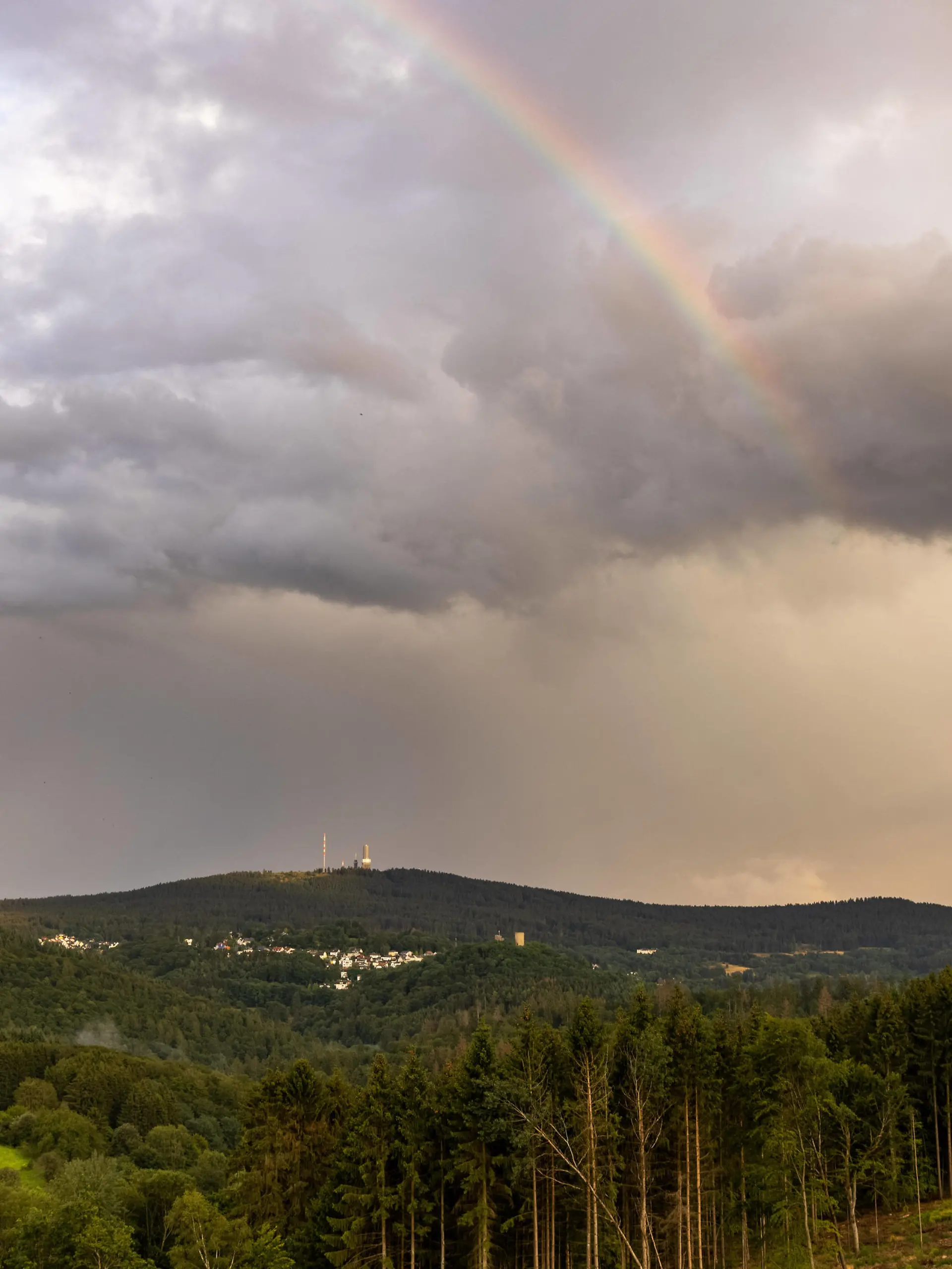  Regenbogen und Gewitter im Taunus 05.08.2021, Schmitten Hessen: Ein Regenbogen ist über Schmitten-Seelenberg am Abend zu sehen während hinter dem Großen Feldberg im Taunus ein Gewitter aufzieht., Schmitten Deutschland *** Rainbow and thunderstorm in Taunus 05 08 2021, Schmitten Hessen A rainbow is seen over Schmitten Seelenberg in the evening while behind the Großer Feldberg in Taunus a thunderstorm is coming up, Schmitten Germany