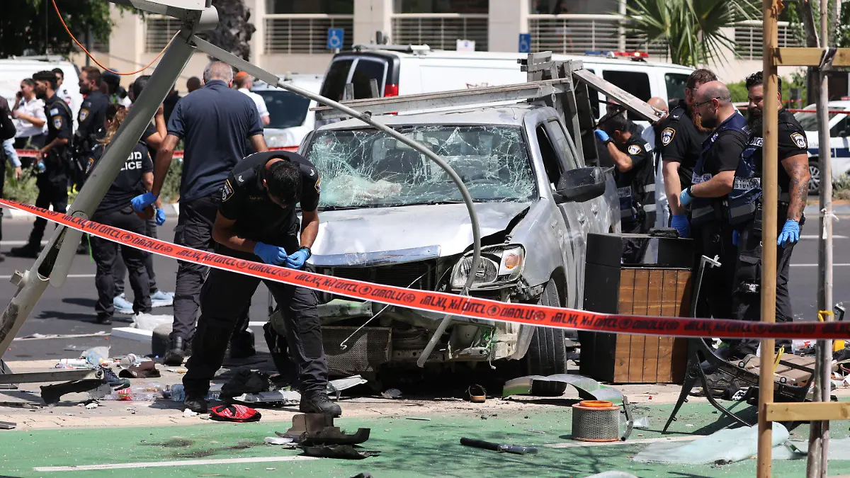 04.07.2023, Israel, Tel-Aviv: Israelische Sicherheits- und Rettungskräfte inspizieren den Ort eines Anschlags mit einem Auto in Tel Aviv. Bei einem mutmaßlichen Anschlag, bei dem ein Auto in eine Gruppe von Fußgängern fuhr, sind mehrere Menschen verletzt worden, teilte der israelische Rettungsdienst Magen David Adom mit. Foto: Ilia Yefimovich/dpa +++ dpa-Bildfunk +++