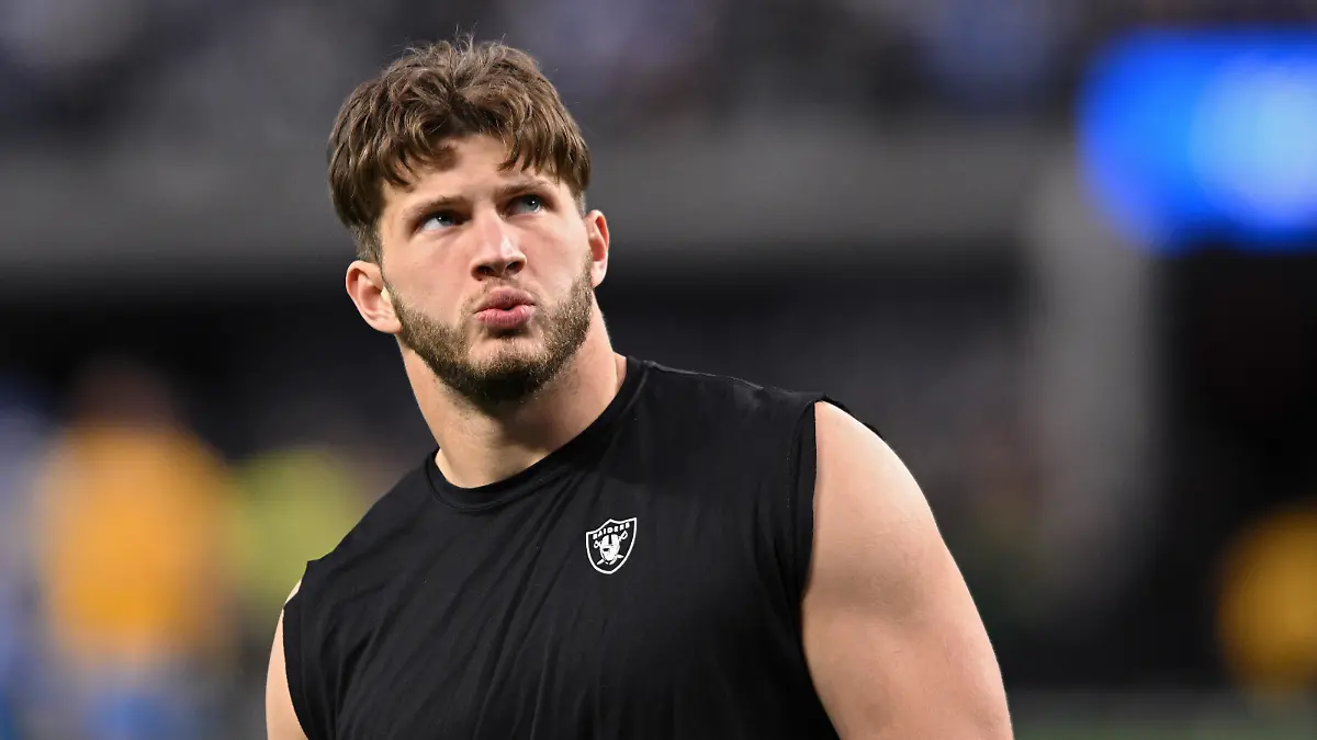 NFL, American Football Herren, USA Los Angeles Chargers at Las Vegas Raiders, Jan 9, 2022 Paradise, Nevada, USA Las Vegas Raiders tight end Foster Moreau 87 looks on before the game against the Los Angeles Chargers at Allegiant Stadium. Mandatory Credit: Orlando Ramirez-USA TODAY Sports, 09.01.2022 15:17:55, 17480307, NPStrans, Las Vegas Raiders, NFL, Foster Moreau, Allegiant Stadium, Los Angeles Chargers PUBLICATIONxINxGERxSUIxAUTxONLY Copyright: xOrlandoxRamirezx 17480307
