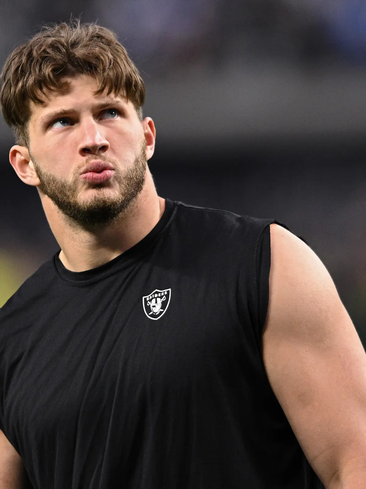 NFL, American Football Herren, USA Los Angeles Chargers at Las Vegas Raiders, Jan 9, 2022 Paradise, Nevada, USA Las Vegas Raiders tight end Foster Moreau 87 looks on before the game against the Los Angeles Chargers at Allegiant Stadium. Mandatory Credit: Orlando Ramirez-USA TODAY Sports, 09.01.2022 15:17:55, 17480307, NPStrans, Las Vegas Raiders, NFL, Foster Moreau, Allegiant Stadium, Los Angeles Chargers PUBLICATIONxINxGERxSUIxAUTxONLY Copyright: xOrlandoxRamirezx 17480307