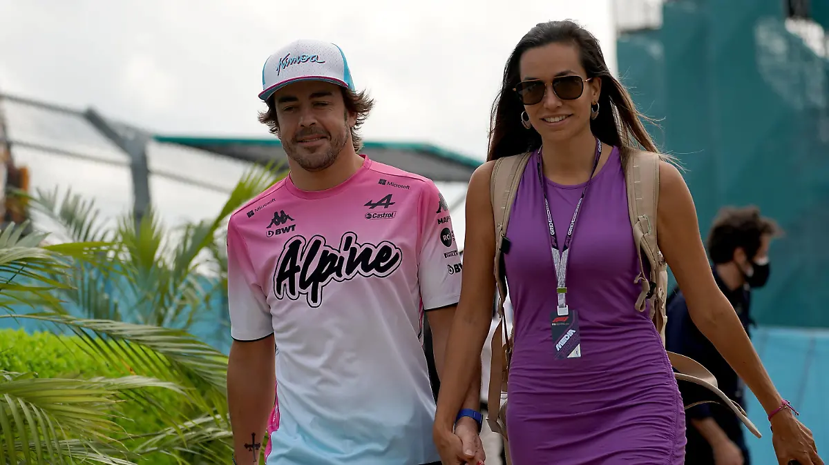  FORMULA 1 CRYPTO.COM MIAMI GRAND PRIX / 08.05.2022, Miami International Autodrome, Miami, FORMULA 1 CRYPTO.COM MIAMI GRAND PRIX ,im Bild Fernando Alonso ESP, Alpine F1 Team mit neuer Freundin, der Servus TV Moderatorin Andrea Schlager. *** FORMULA 1 CRYPTO COM MIAMI GRAND PRIX 08 05 2022, Miami International Autodrome, Miami, FORMULA 1 CRYPTO COM MIAMI GRAND PRIX ,in the picture Fernando Alonso ESP , Alpine F1 Team with new girlfriend, the Servus TV presenter Andrea Schlager nordphotoxGmbHx/xBratic nph00250