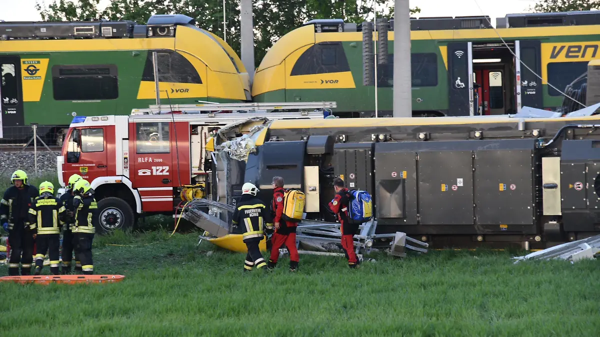 09.05.2022, Österreich, Münchendorf: Rettungskräfte sind an der Unfallstelle im Einsatz. In Österreich hat sich am frühen Montagabend ein Zugunglück ereignet. Wie die Behörden berichteten, entgleiste der Waggon eines Zuges im Bezirk Mödling bei Wien. Foto: Thomas Lenger/APA/dpa +++ dpa-Bildfunk +++