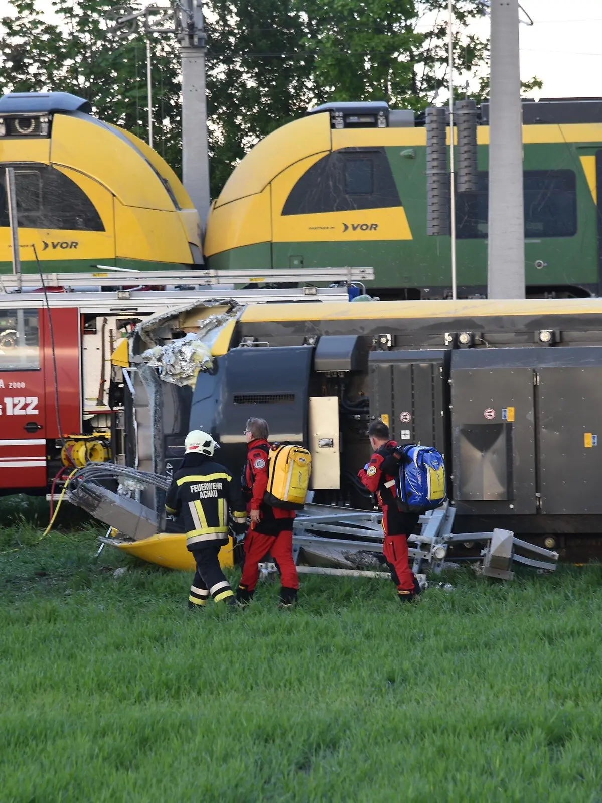 09.05.2022, Österreich, Münchendorf: Rettungskräfte sind an der Unfallstelle im Einsatz. In Österreich hat sich am frühen Montagabend ein Zugunglück ereignet. Wie die Behörden berichteten, entgleiste der Waggon eines Zuges im Bezirk Mödling bei Wien. Foto: Thomas Lenger/APA/dpa +++ dpa-Bildfunk +++