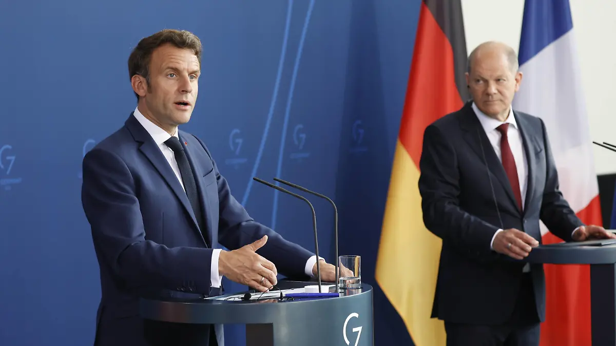 Emmanuel Macron, Präsident der Französischen Republik, Olaf Scholz, Bundeskanzler, Deutschland, Berlin, Bundeskanzleramt, Presseunterrichtung des BK und des Präsidenten der Französischen Republik, Emmanuel Macron *** Emmanuel Macron, President of the French Republic, Olaf Scholz, Federal Chancellor, Germany, Berlin, Federal Chancellery, Press briefing of the BK and the President of the French Republic, Emmanuel Macron 
