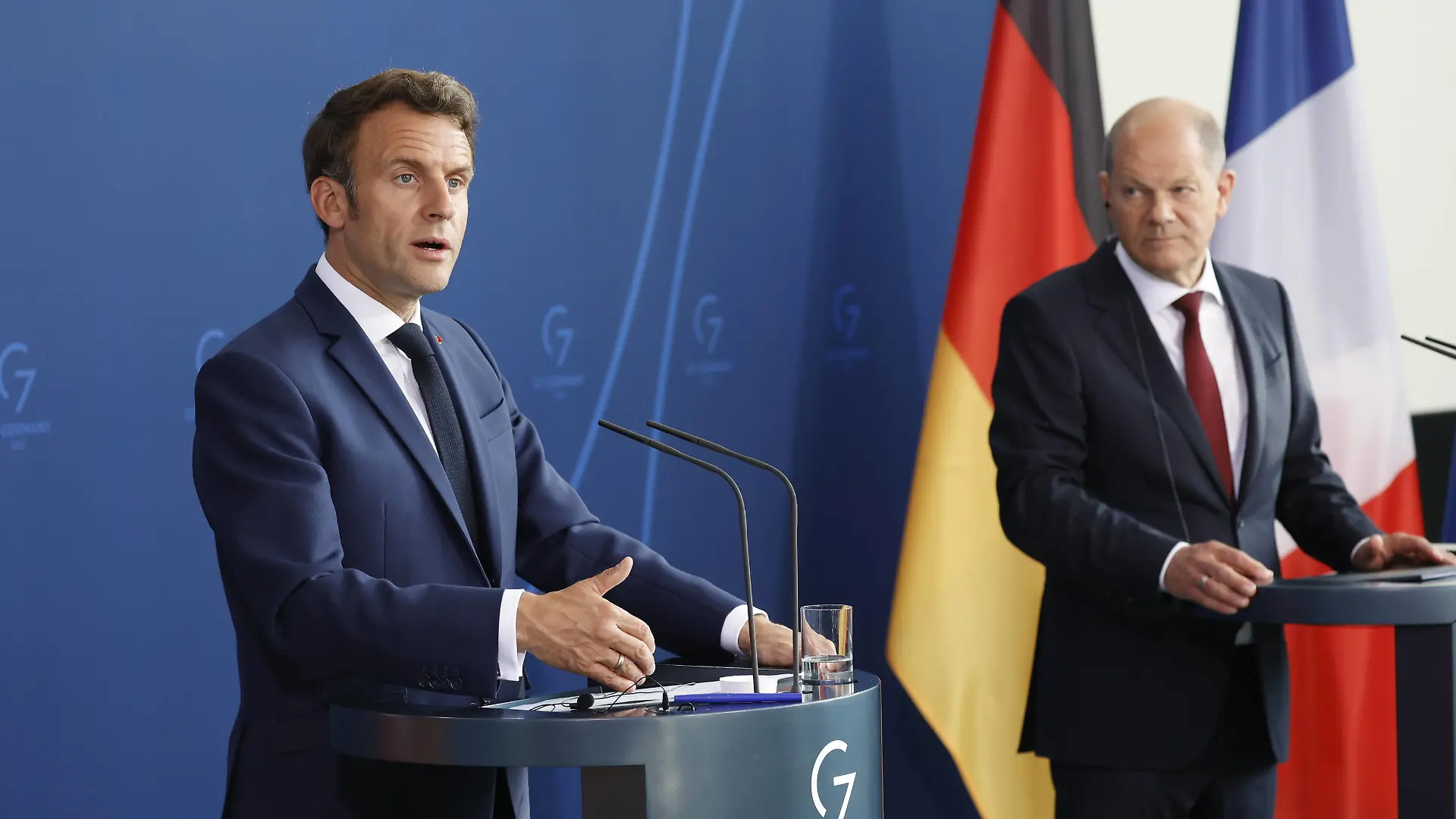 Emmanuel Macron, Präsident der Französischen Republik, Olaf Scholz, Bundeskanzler, Deutschland, Berlin, Bundeskanzleramt, Presseunterrichtung des BK und des Präsidenten der Französischen Republik, Emmanuel Macron *** Emmanuel Macron, President of the French Republic, Olaf Scholz, Federal Chancellor, Germany, Berlin, Federal Chancellery, Press briefing of the BK and the President of the French Republic, Emmanuel Macron 