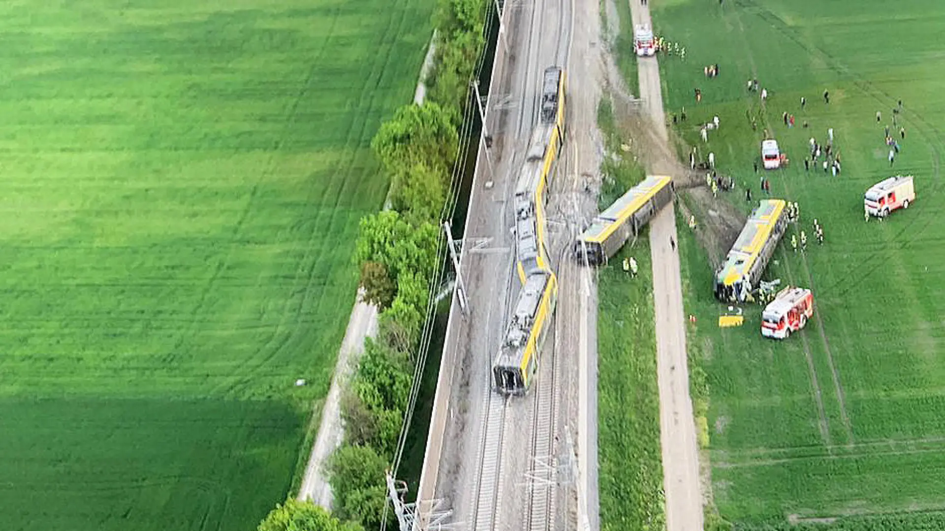 HANDOUT - 09.05.2022, Österreich, Münchendorf: Ein entgleister Zug und umgestürzte Waggons. In Österreich hat sich am frühen Montagabend ein Zugunglück ereignet. Wie die Behörden berichteten, entgleiste der Waggon eines Zuges im Bezirk Mödling bei Wien. Foto: Öamtc/APA/dpa - ACHTUNG: Nur zur redaktionellen Verwendung im Zusammenhang mit der aktuellen Berichterstattung und nur mit vollständiger Nennung des vorstehenden Credits +++ dpa-Bildfunk +++