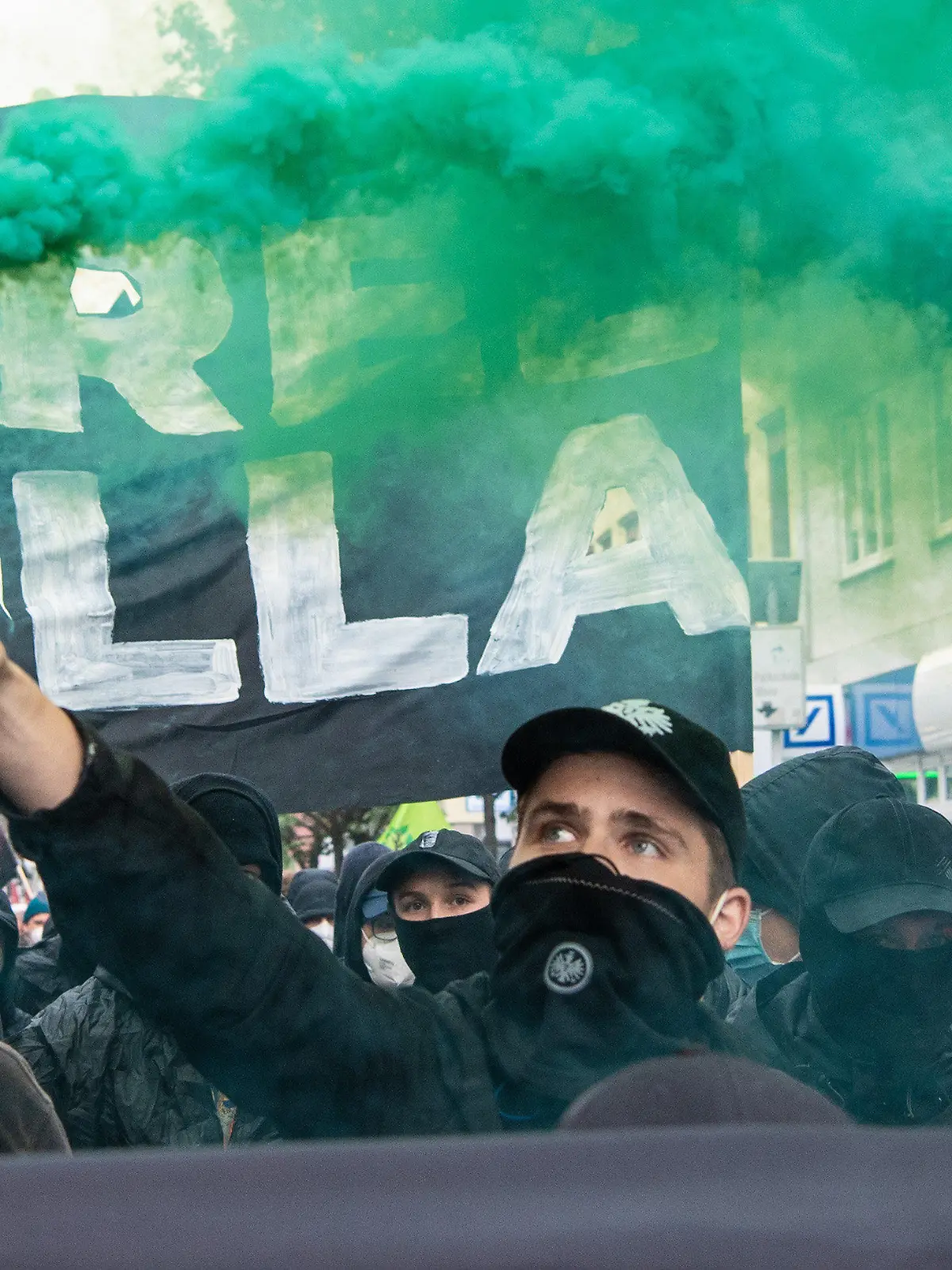 24.06.2021, Hessen, Frankfurt/Main: Mitglieder verschiedener Bündnisse aus der linken und Umweltschützer-Szene demonstrieren bei einem Umzug in Frankfurt-Bockenheim gegen die Haftstrafe für eine Aktivistin aus dem Dannenröder Forst. Dabei zünden sie Pyrotechnik und tragen ein Plakat mit der Aufschrift "Free Ella". Ein Gericht hatte die junge Frau, die sich weigert ihre Identität preiszugeben zu einer Freiheitsstrafe von mehr als zwei Jahren verurteilt. Die Aktivisten nennen die Frau "Ella". Foto: Boris Roessler/dpa +++ dpa-Bildfunk +++