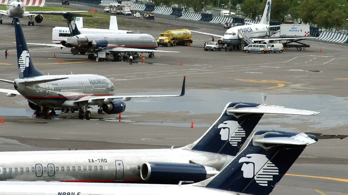 Maschinen der Fluggesellschaft Aero Mexico auf dem Rollfeld des Internationalen Flughafens in Mexico City, aufgenommen am 22.07.2004. Foto: Mario Guzman +++(c) dpa - Report+++