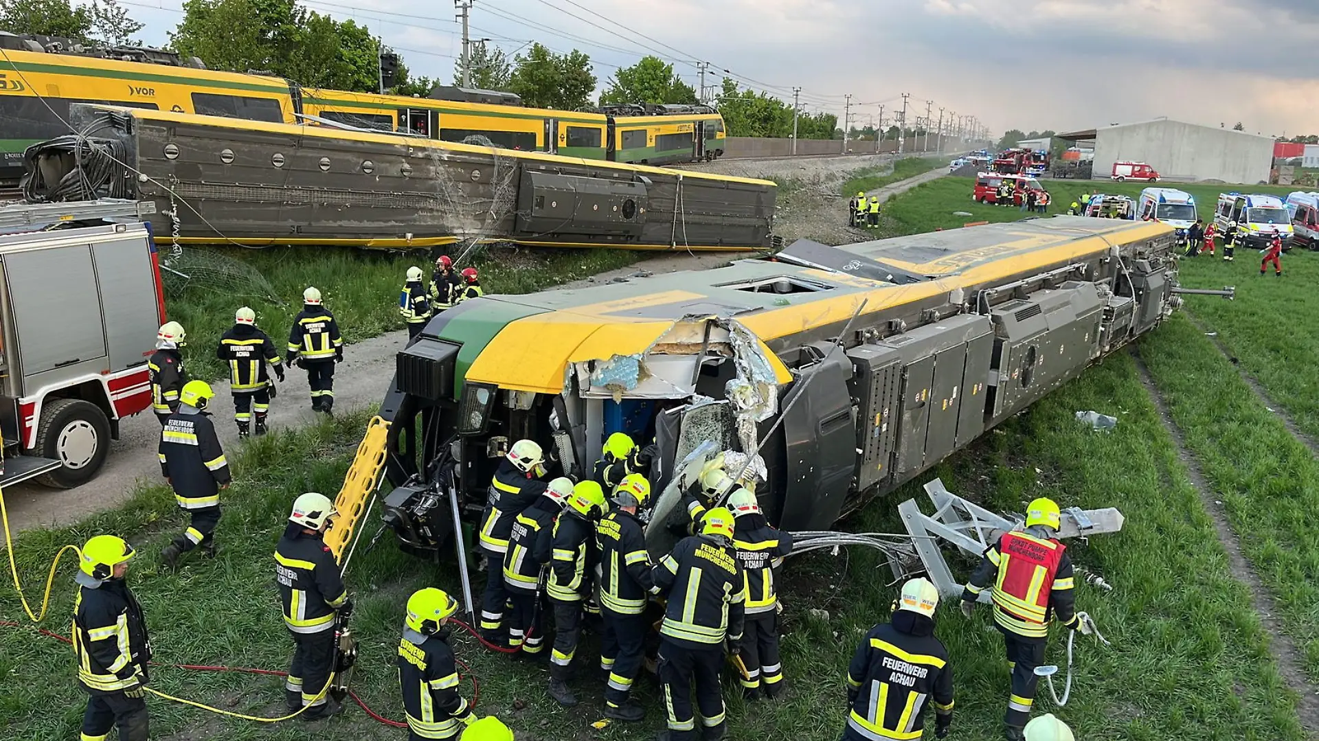 HANDOUT - 09.05.2022, Österreich, Münchendorf: Rettungskräfte sind an der Unfallstelle im Einsatz. In Österreich hat sich am frühen Montagabend ein Zugunglück ereignet. Wie die Behörden berichteten, entgleiste der Waggon eines Zuges im Bezirk Mödling bei Wien. Foto: Pressestelle Bfk Mödling / Luka/APA/dpa - ACHTUNG: Nur zur redaktionellen Verwendung im Zusammenhang mit der aktuellen Berichterstattung und nur mit vollständiger Nennung des vorstehenden Credits +++ dpa-Bildfunk +++