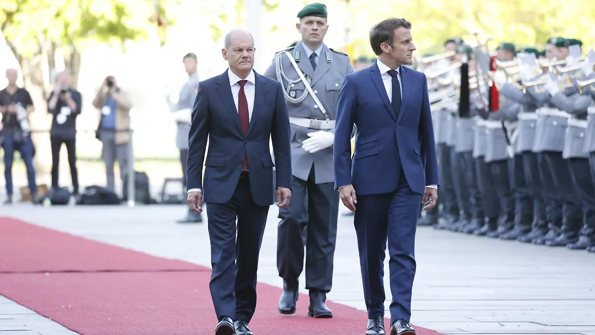 Olaf Scholz, Bundeskanzler, Emmanuel Macron, Präsident der Französischen Republik, Deutschland, Berlin, Bundeskanzleramt, Bildtermin bei der Begrüßung des Präsidenten der Französischen Republik, Emmanuel Macron, durch den BK mit militärischen Ehren *** Olaf Scholz, Federal Chancellor, Emmanuel Macron, President of the French Republic, Germany, Berlin, Federal Chancellery, picture session during the welcome of the President of the French Republic, Emmanuel Macron, by the BK with military honors. 