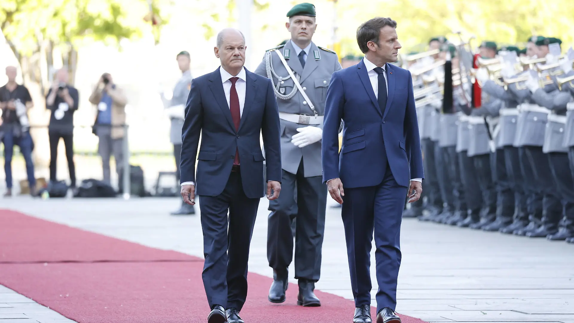 Olaf Scholz, Bundeskanzler, Emmanuel Macron, Präsident der Französischen Republik, Deutschland, Berlin, Bundeskanzleramt, Bildtermin bei der Begrüßung des Präsidenten der Französischen Republik, Emmanuel Macron, durch den BK mit militärischen Ehren *** Olaf Scholz, Federal Chancellor, Emmanuel Macron, President of the French Republic, Germany, Berlin, Federal Chancellery, picture session during the welcome of the President of the French Republic, Emmanuel Macron, by the BK with military honors. 