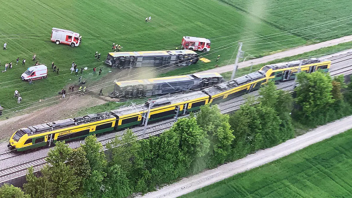 HANDOUT - 09.05.2022, Österreich, Münchendorf: Blick auf einen entgleisten Zug und umgestürzte Waggons. In Österreich hat sich am frühen Montagabend ein Zugunglück ereignet. Wie die Behörden berichteten, entgleiste der Waggon eines Zuges im Bezirk Mödling bei Wien. Foto: Öamtc/APA/dpa - ACHTUNG: Nur zur redaktionellen Verwendung im Zusammenhang mit der aktuellen Berichterstattung und nur mit vollständiger Nennung des vorstehenden Credits +++ dpa-Bildfunk +++