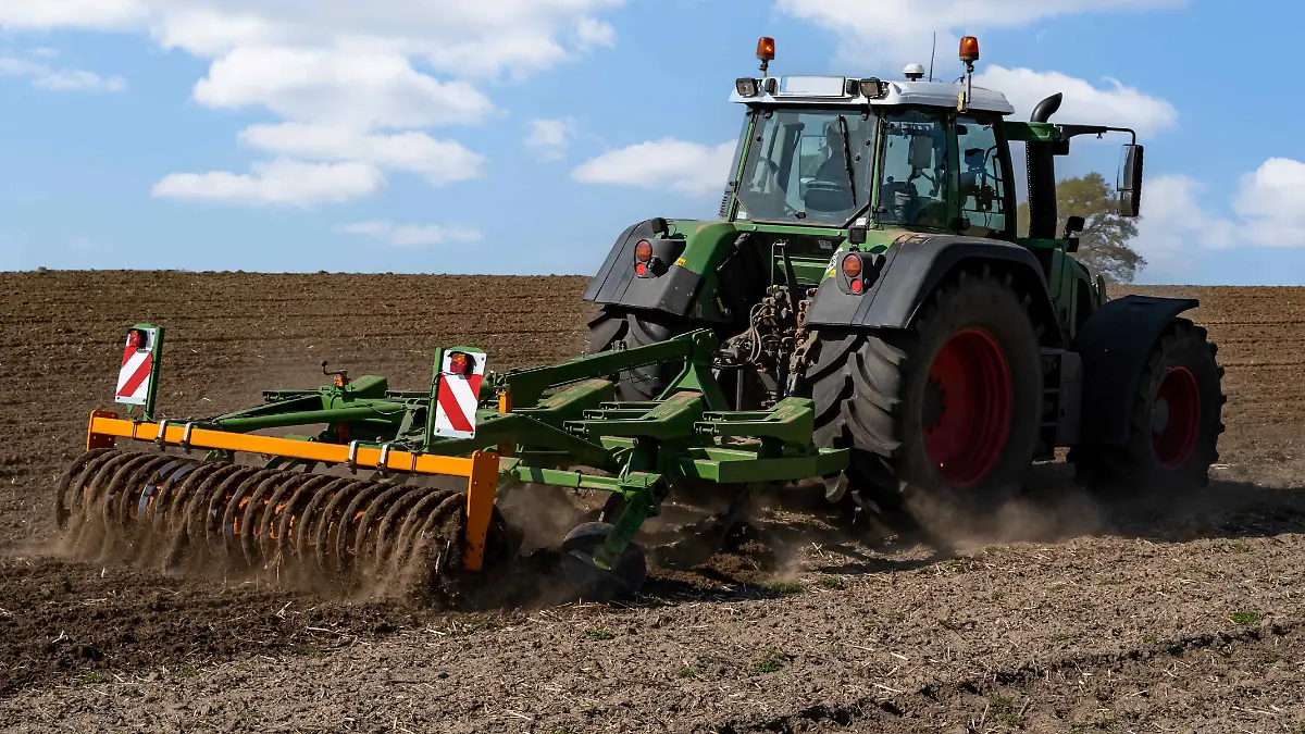 Das gepflügte Feld muß vor der Aussaat der neuen Frucht in der Oberfläche gelockert und in der Tiefe verdichtet werden, damit die kleinen Haarwurzeln der später auflaufenden, neuen Feldfrucht durch das Absetzen des Bodens nicht reissen. Gleichzeitig muss das Saatbeet eine homogene Struktur aufweisen, damit die kleinen Keimlinge der ausgesäten Feldfrucht auch die Chance haben, bis an die Erdoberfläche zu gelangen.
