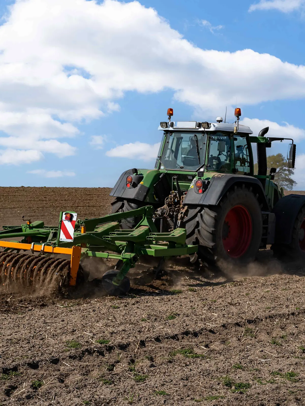 Das gepflügte Feld muß vor der Aussaat der neuen Frucht in der Oberfläche gelockert und in der Tiefe verdichtet werden, damit die kleinen Haarwurzeln der später auflaufenden, neuen Feldfrucht durch das Absetzen des Bodens nicht reissen. Gleichzeitig muss das Saatbeet eine homogene Struktur aufweisen, damit die kleinen Keimlinge der ausgesäten Feldfrucht auch die Chance haben, bis an die Erdoberfläche zu gelangen.