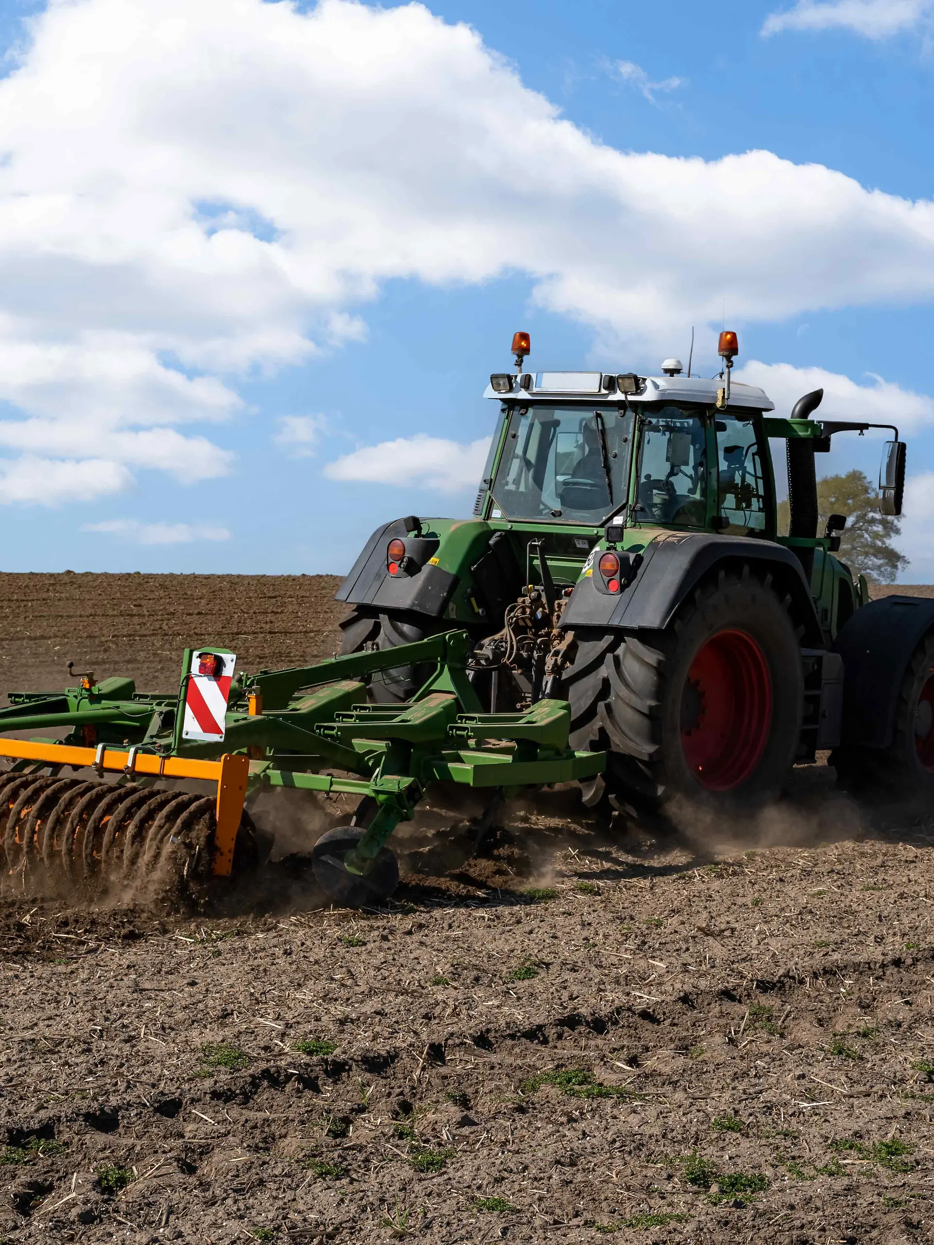 Das gepflügte Feld muß vor der Aussaat der neuen Frucht in der Oberfläche gelockert und in der Tiefe verdichtet werden, damit die kleinen Haarwurzeln der später auflaufenden, neuen Feldfrucht durch das Absetzen des Bodens nicht reissen. Gleichzeitig muss das Saatbeet eine homogene Struktur aufweisen, damit die kleinen Keimlinge der ausgesäten Feldfrucht auch die Chance haben, bis an die Erdoberfläche zu gelangen.
