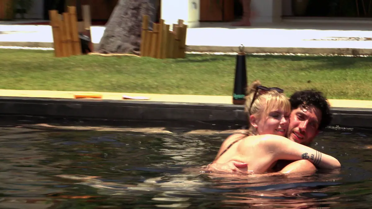 Emma und Ferry kommen sich im Pool sehr nahe. Und die Bachelorette? Keine Spur ...
