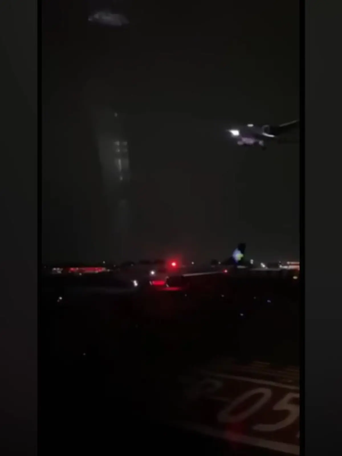 In letzter Sekunde können Piloten per Funk eine Katastrophe auf einer Landebahn in Mexiko-Stadt verhindern. Offensichtlich hat der Tower gepennt.