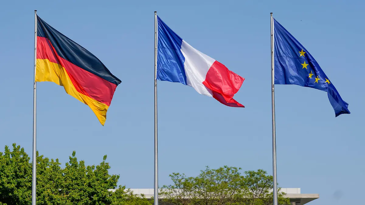  Berlin, Deutschland 09. Mai 2022: Bundeskanzler Scholz empfaengt den franzoesischen Staatspraesidenten Macron - 09.05.2022 Im Bild: Flaggen Deutschland, Frankreich, Europa Bundeskanzleramt Ehrenhof Berlin *** Berlin, Germany 09 May 2022 Chancellor Scholz receives French President Macron 09 05 2022 In picture flags Germany, France, Europe Federal Chancellery Ehrenhof Berlin Copyright: xFotostandx/xReuhlx